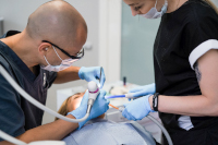 comment-eviter-douleurs-suite-a-une-devitalisation-dentiste-paris-17